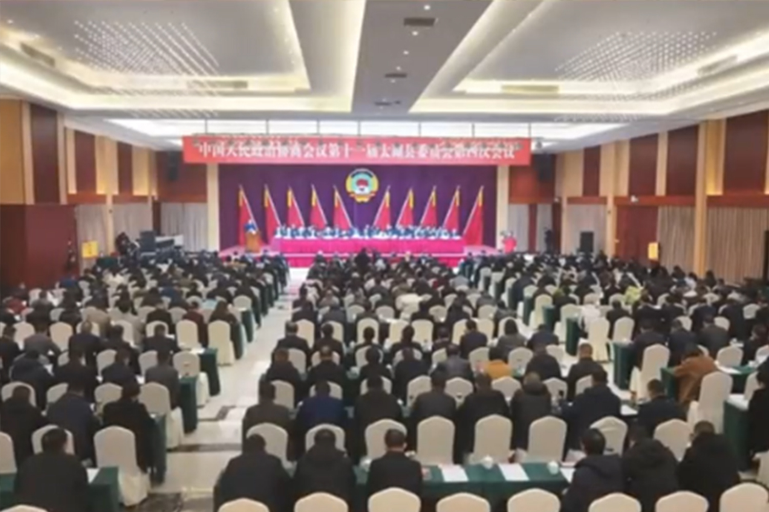 聚焦2025太湖两会——县委书记朱小兵以“石”为引，提出三点希望